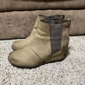 Sorel Womens tank Leather Ankle Boots With Elastic Side Panels Size 9.5